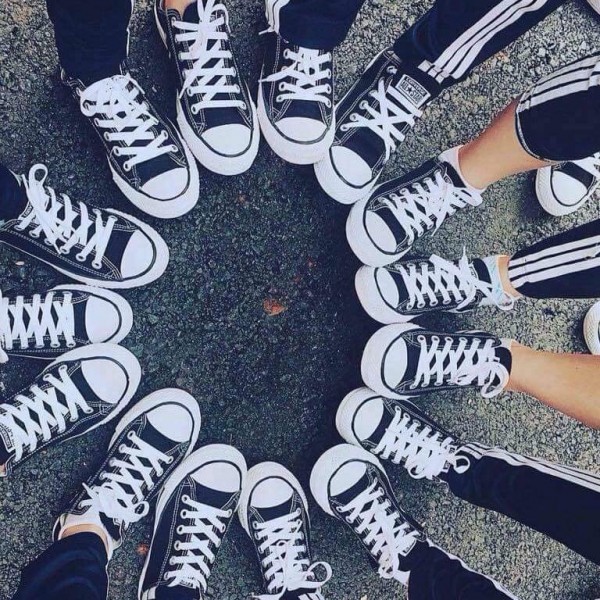 Trào lưu mới: Sau đồng phục lớp, đến lượt... dép lớp, giày lớp lên ngôi!